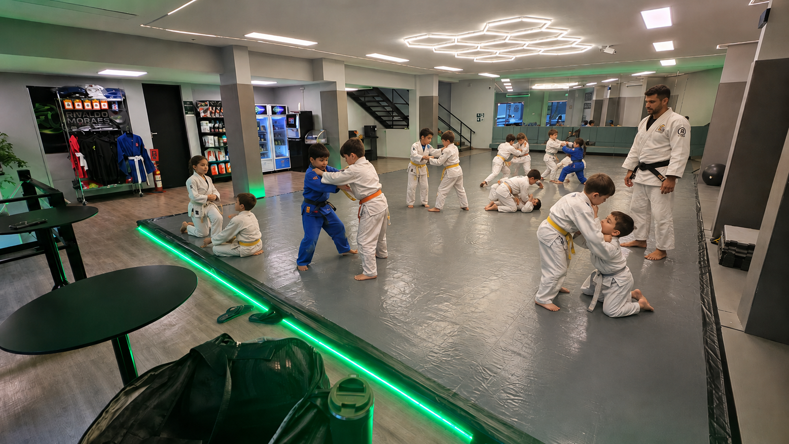 Aula infantil com kimono no tatame do ILEM Aflitos